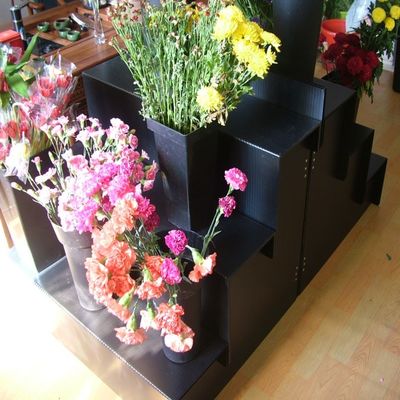 Черное Corflute покрывает стеллажи для выставки товаров флористической стойки противостатические розничные флористические