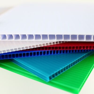 Coroplast Sheet - это легкий и прочный полипропиленовый гофрированный пластиковый лист, предназначенный для различных применений, включая упаковку, печать, строительство и защиту.